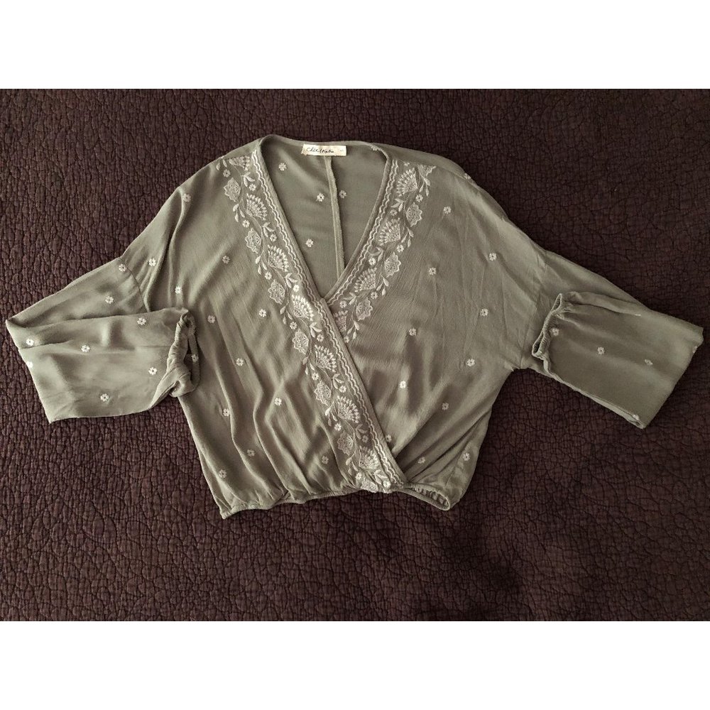 Boho light green embrod. flowers spliced top Sz S